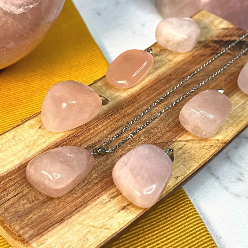 Colgante de piedra pulida de cuarzo rosa